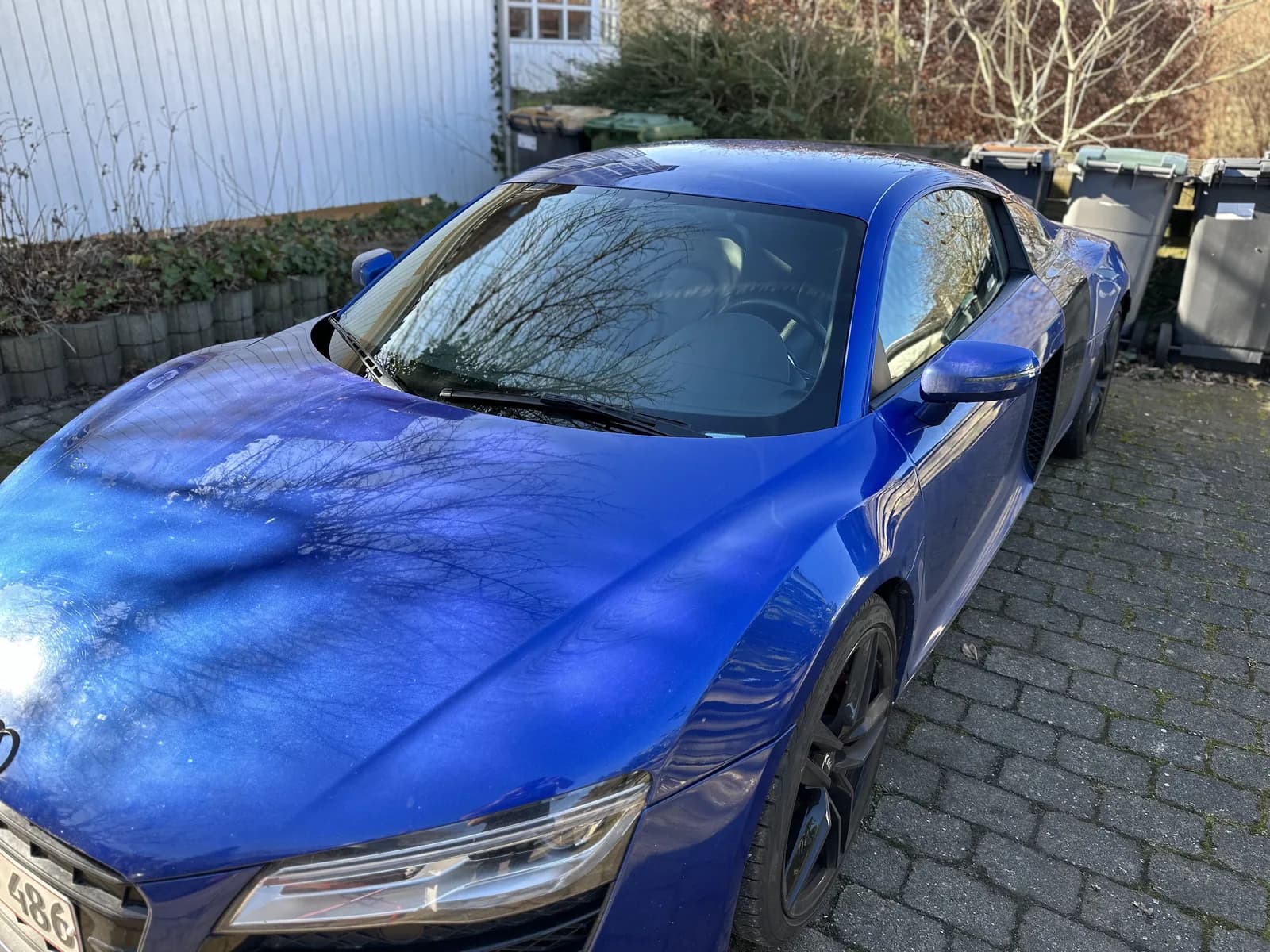 Forrude på en blå Audi fotograferet i en indkørsel