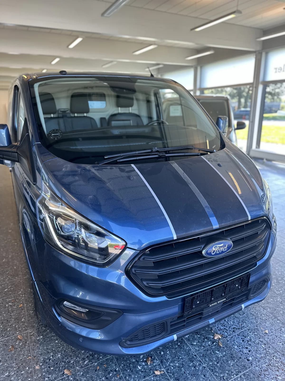 Forrude på en blå Ford-varebil