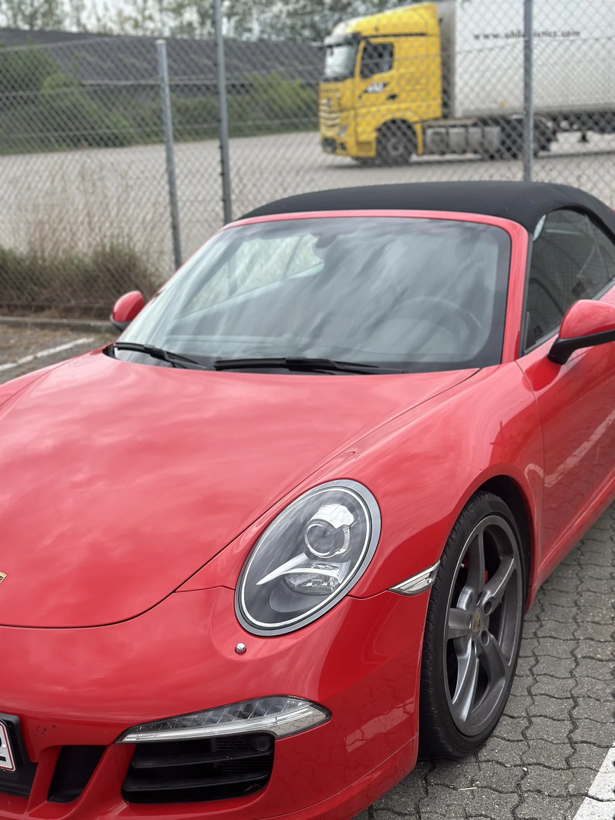 Rød Porsche med monteret forrude