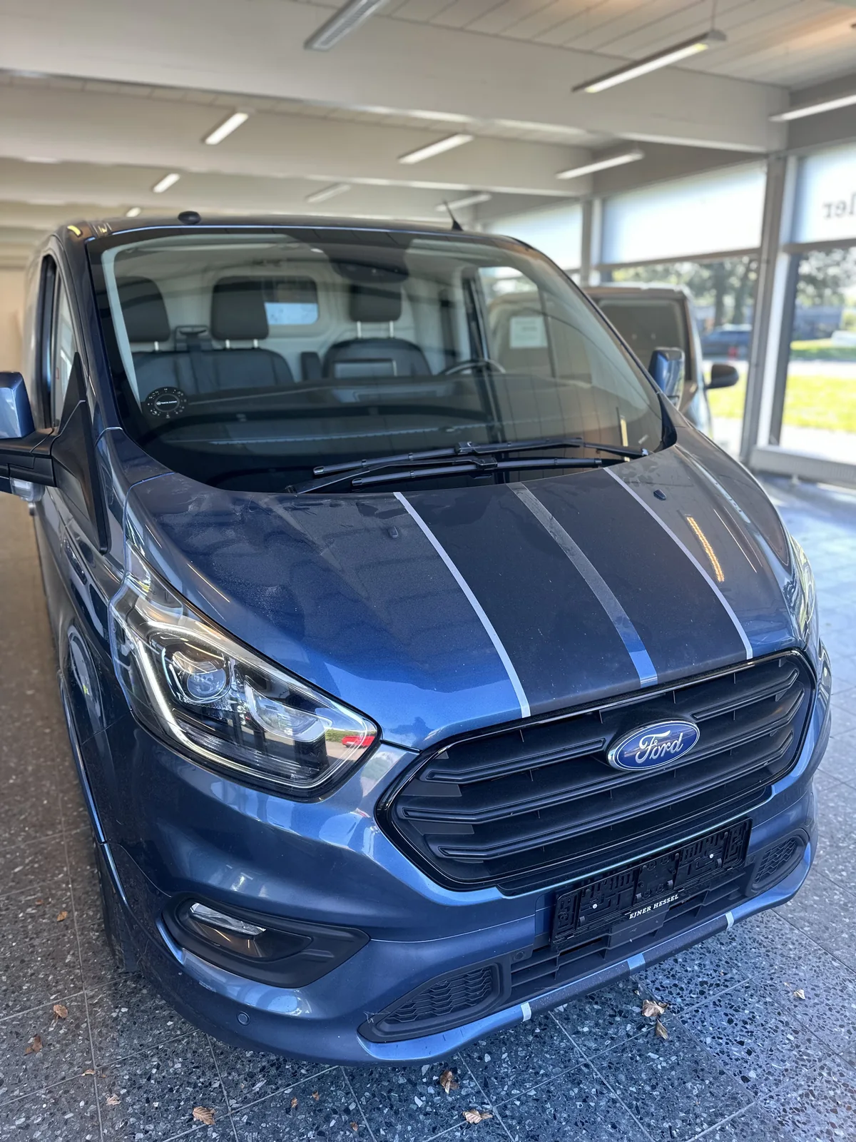 Forrude på en blå Ford-varebil